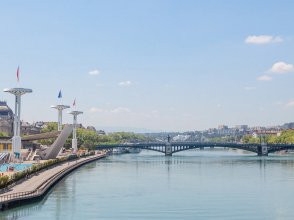 Centre Nautique Tony Bertrand sur le Rhône © BalkansCat / Shutterstock 1490840474
